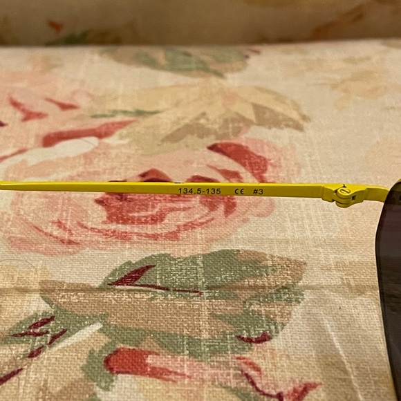 Kendall + Kylie Slater Sunglasses / Like New - Picture 5 of 9